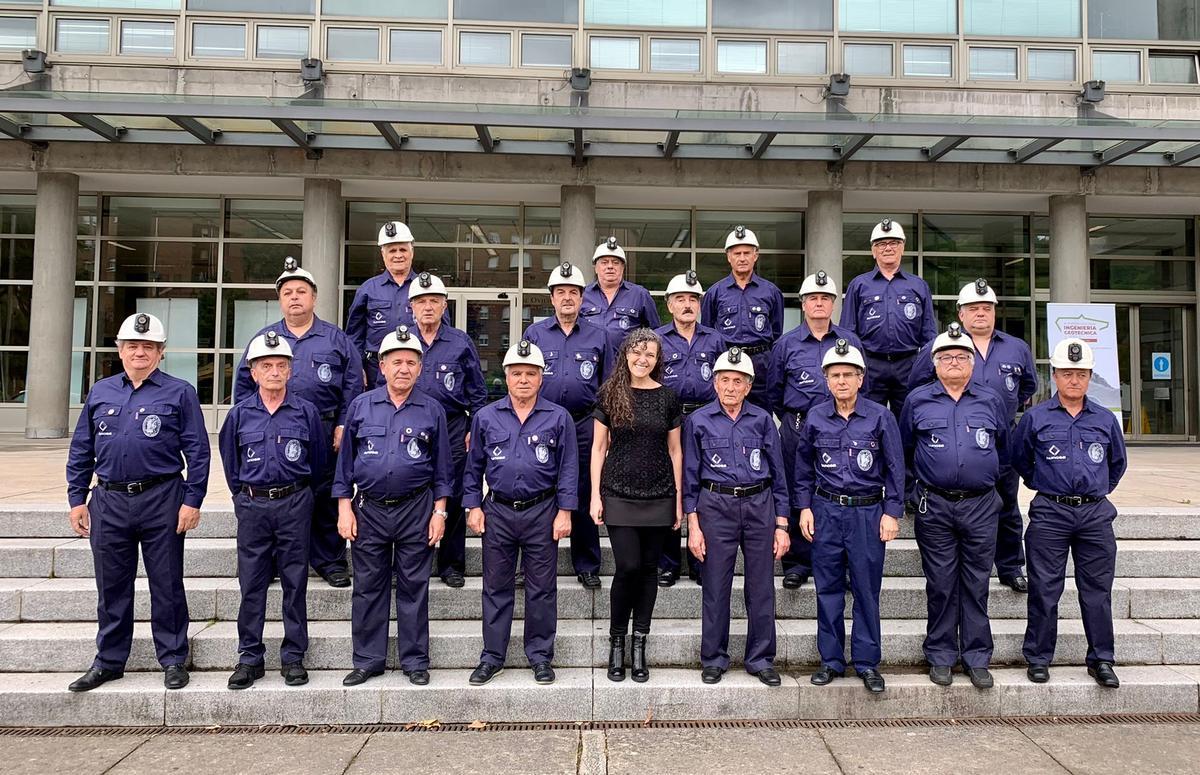 El Coro Minero, con su directora Rebeca Velasco en el campus de Mieres