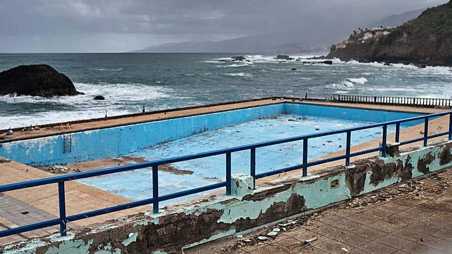 San Juan de la Rambla demands solutions for its swimming pool and a controversial road access