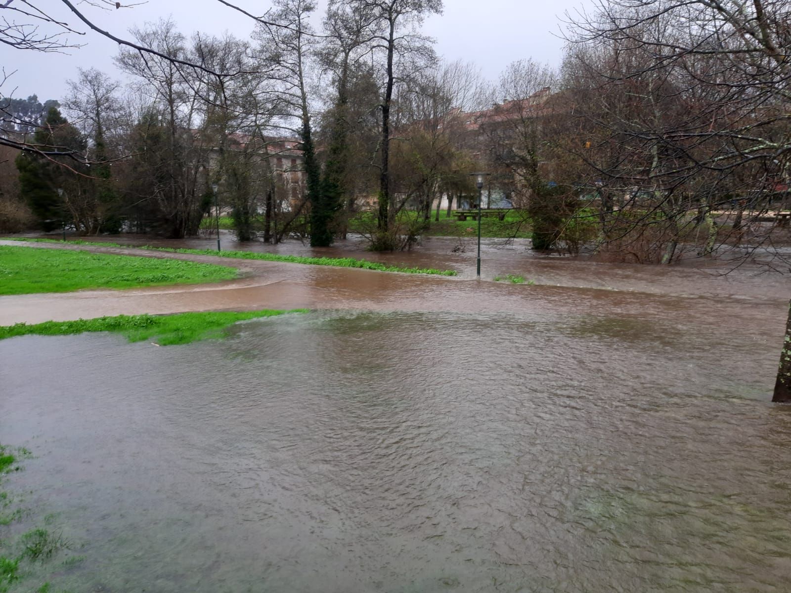 Así estrena el año Gondomar: inundaciones, caída de muros y calles cortadas