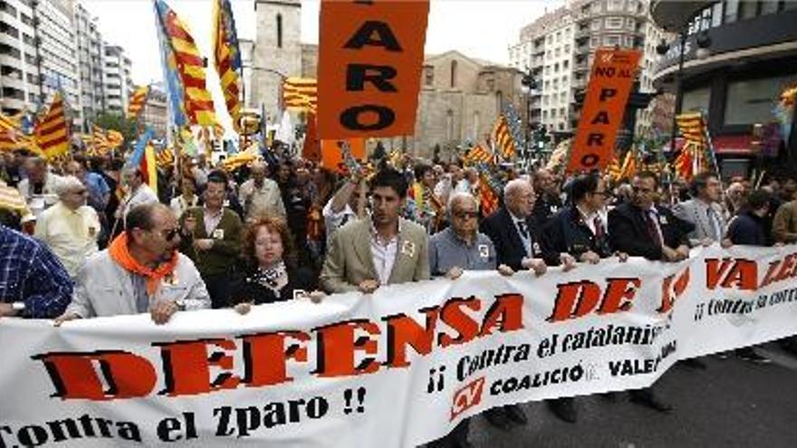 Cabecera de la marcha de Coalició Valenciana, ayer por la mañana en Valencia.