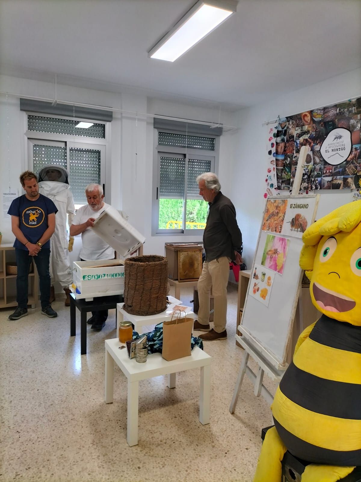 La apicultura y las abejas llegan al colegio Port de Xàbia