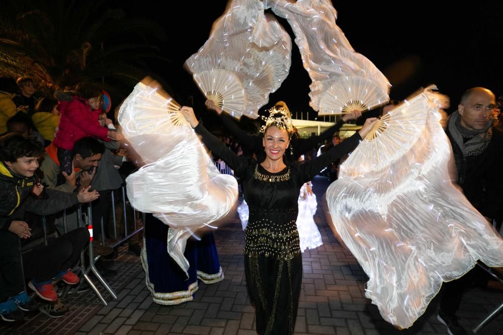 Los Reyes Magos, escoltados por pajes reales y bailarinas, reparten entre el público 800 kilos de caramelos y gominolas