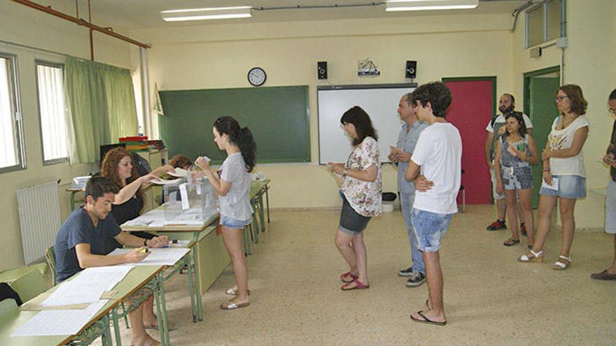 Un grupo de electores hace cola en una de las mesas instaladas en el colegio Mestre Lluís, en Sant Francesc.
