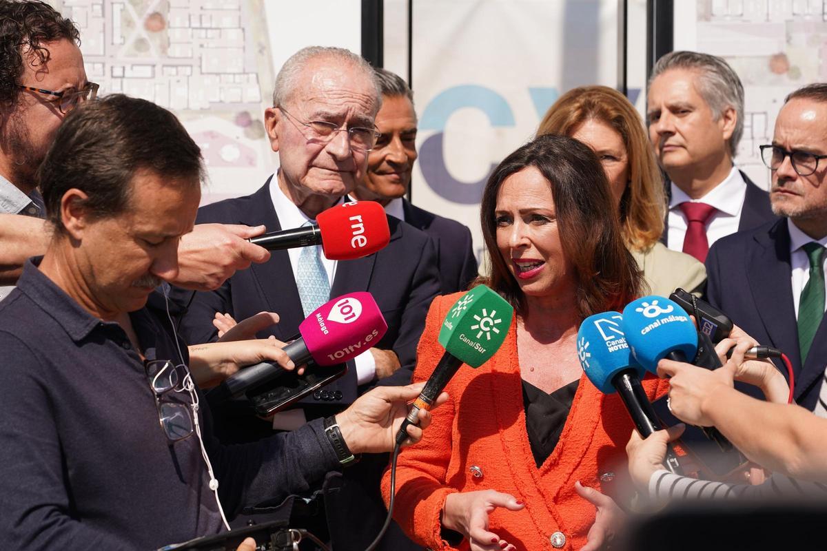 La consejera de Fomento, Articulación del Territorio y Vivienda de la Junta de Andalucía, Rocío Díaz, durante la visita a las obras de las nuevas viviendas protegidas del Distrito Universidad, a 8 de mayo de 2025 en Málaga (Andalucía, España).
