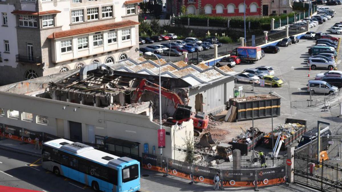 Una excavadora derriba el tejado de la cantina del puerto.   | // V. ECHAVE