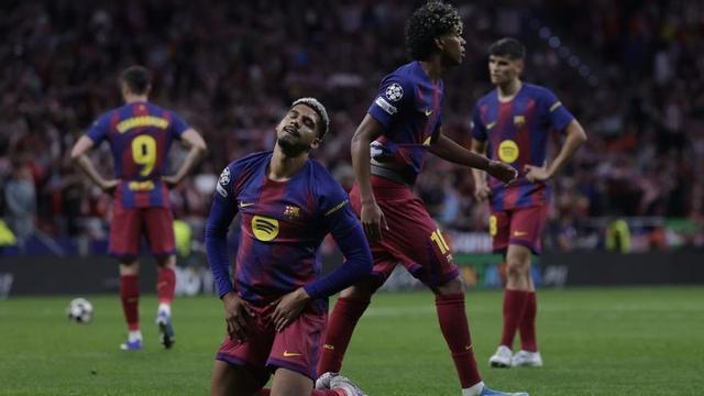 Araujo es lamenta en l’última ocasió del partit, amb Lamine Yamal a la seva esquena, en l’eliminació del Barça de la Champions al Metropolitano. | JUANJO MARTÍN / EFE
