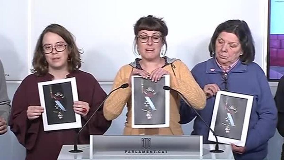 Diputats de la CUP estripen fotos del Rei al Parlament de Catalunya.