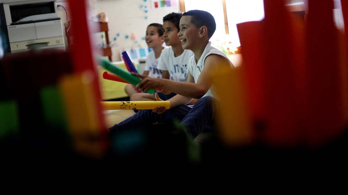 Achraf Labriyaj, de 9 años, su hermano Ismael Labriyaj, de 12, y Youssef el Hadri, de 9, participan en una clase de música en su escuela de Pitarque, Teruel, una de las regiones menos pobladas de la Unión Europea.  Tener un grupo pequeño de alumnos me ha dado la oportunidad de atender sus necesidades individuales y ayudarlos mejor, además de trabajar más cerca de sus familias”, dice Alberto Toro, el maestro de la escuela. Toro ha pasado los últimos 14 años enseñando aprendizaje basado en el pensamiento e inteligencia emocional a los últimos niños criados en Pitarque.