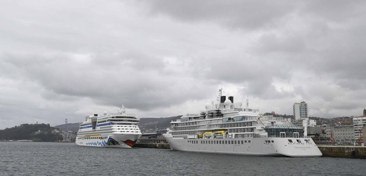El 'AidaDiva' junto al 'Silver Endeavour' en el puerto olívico.