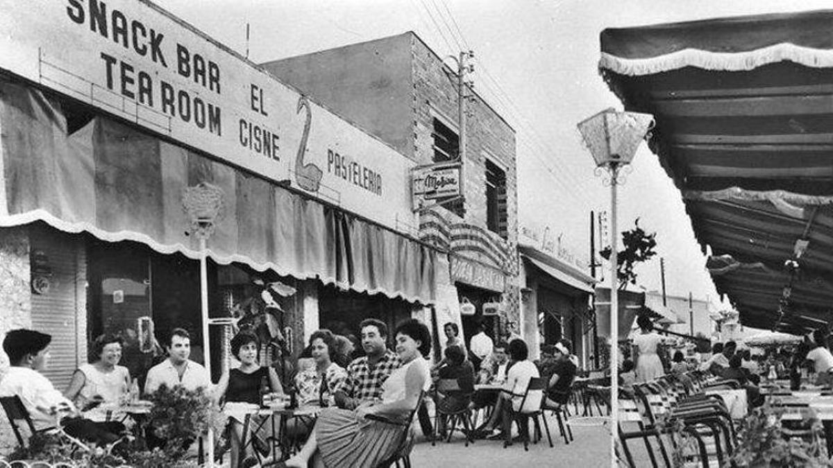 Cafeteria El Cisne Platja d'Aro als anys 70.