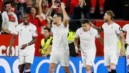 Los jugadores del Sevilla, celebrando su gol de Ocampos al Real Madrid