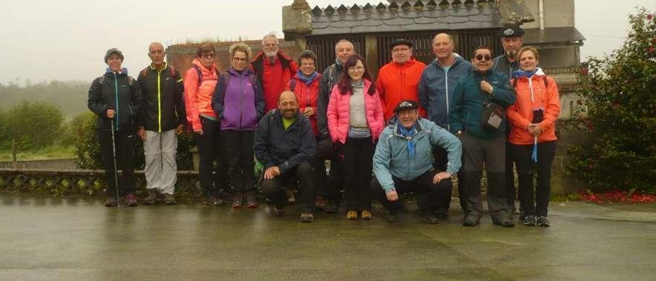 Los miembros de Siero Jacobeo en la localidad de Abadín, en pleno Camino de Santiago.