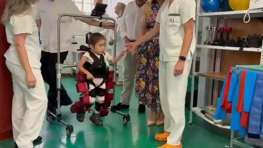La Arrixaca estrena el primer exoesqueleto pediátrico de la Región de Murcia: "Para mi hija poder ponerse de pie es alucinante"