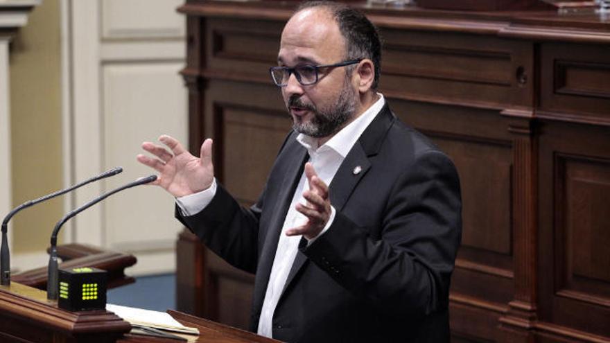El consejero José Antonio Valbuena interviene en el Parlamento antes del estado de alarma.