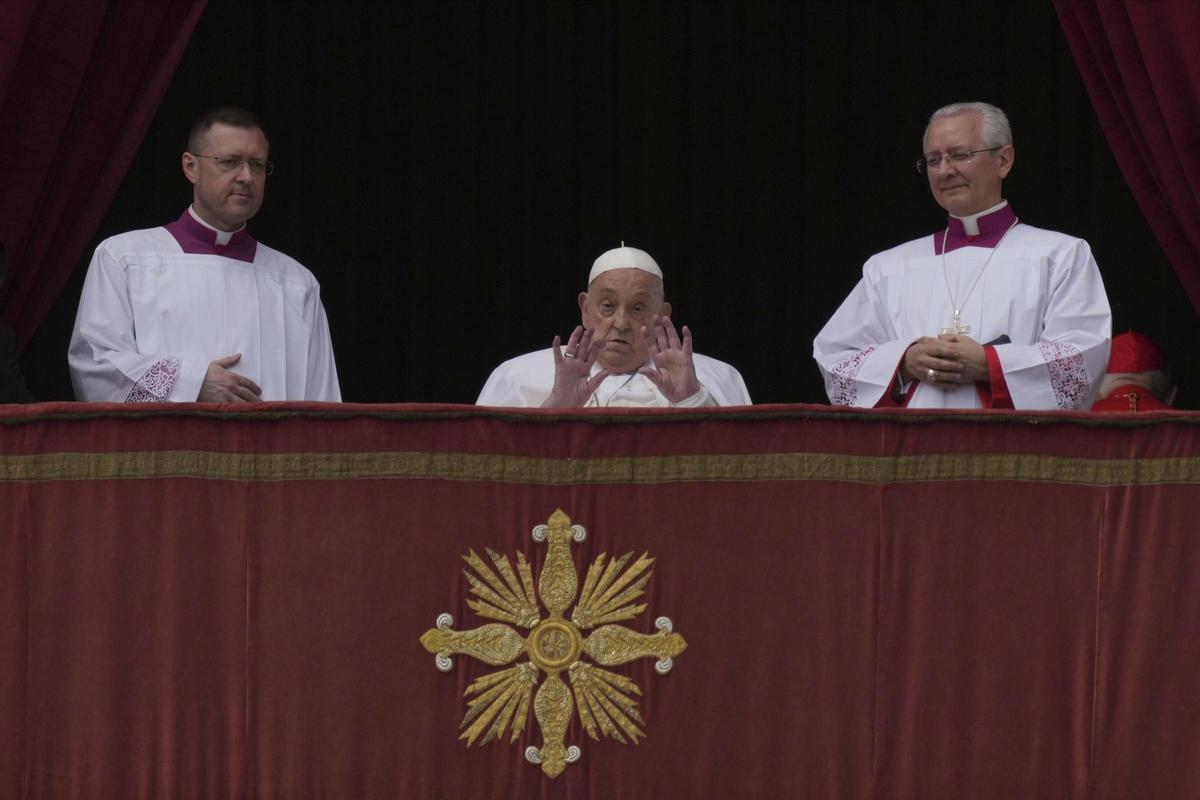 El papa imparte la bendición Urbi et Orbi en San Pedro El papa imparte la bendición Urbi et Orbi en San Pedro