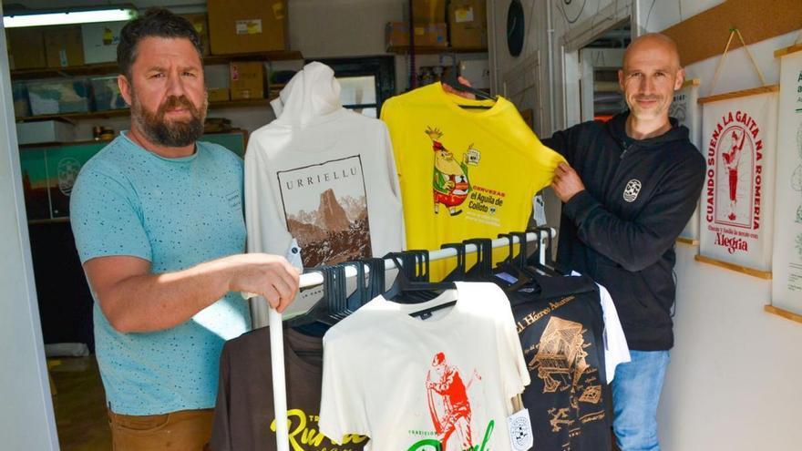 Diego Gutiérrez y Diego Menéndez Palacio, con camisetas con algunos de sus diseños, en Luanco.