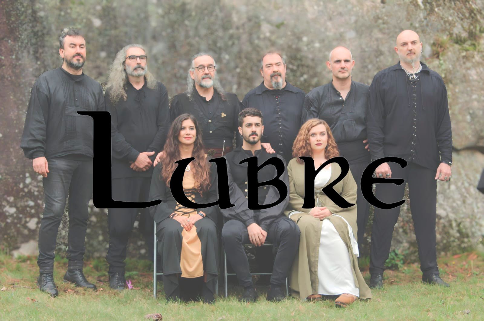A palabra 'lubre', á fronte, coa tipografía oficial do grupo musical. Detrás, os compoñentes da propia agrupación 'Luar na lubre'.