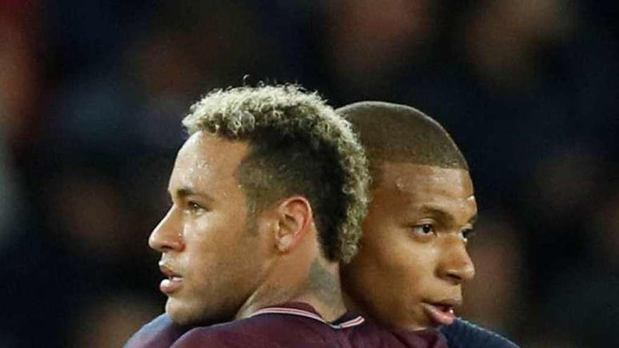Neymar y Mbappé se abrazan en el partido ante el Lyon.
