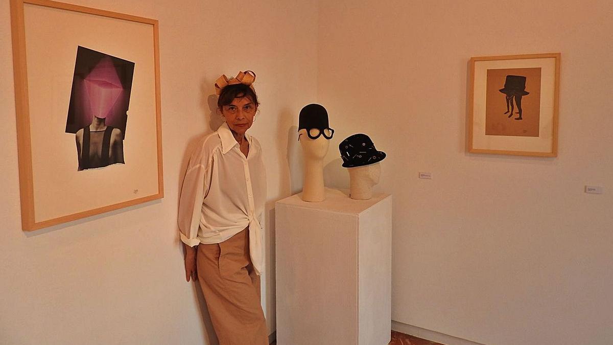 Susana Loureda con algunos de los sombreros y ‘collages’ que expone en Formentera. | C.C.