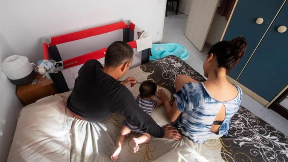 Una pareja de escasos recursos con su niño de cinco meses, en una vivienda en Barcelona.