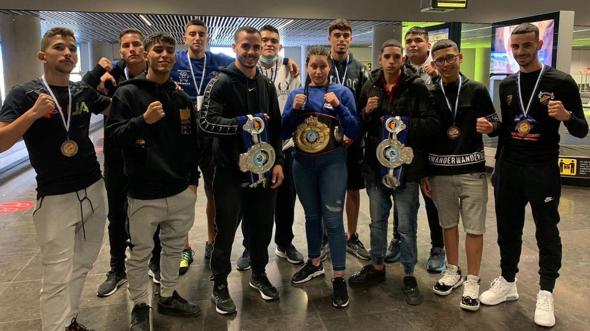 Los 12 boxeadores grancanarios posa con las medallas y los cinturones conquistados en Cataluña. | | LP/DLP
