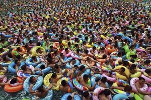 Centenars de banyistes esperen l’onada artificial en una piscina d’aigua salada denominada ’Mar Morta de la Xina’ a Daying, província de Sichuan. S’espera que més d’un milió de persones visitin aquest parc aquàtic durant l’estiu.