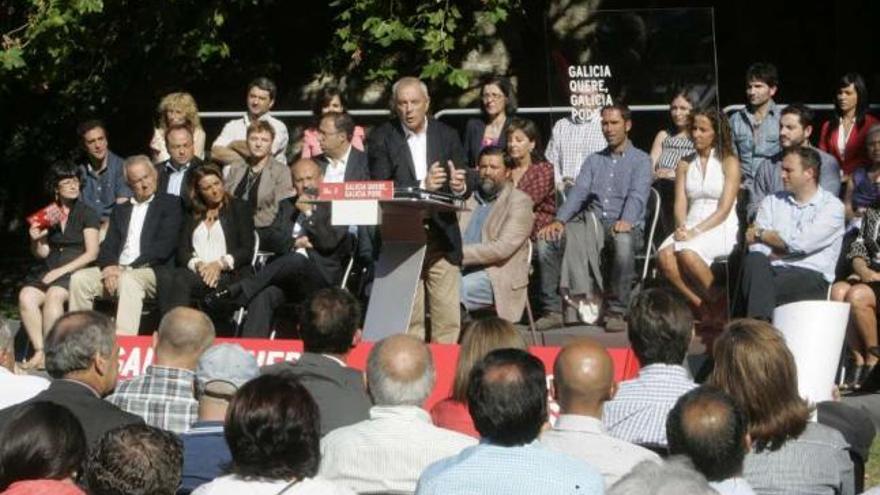 Pachi Vázquez, ayer, con los candidatos del PSdeG al 21-O en el parque de Bonaval, Santiago. / xoán álvarez