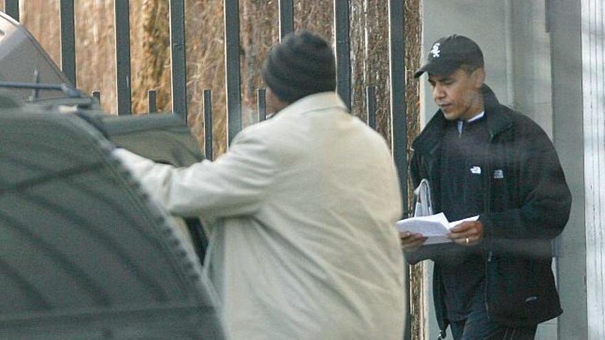 Barack Obama sale del gimnasio en Chicago.