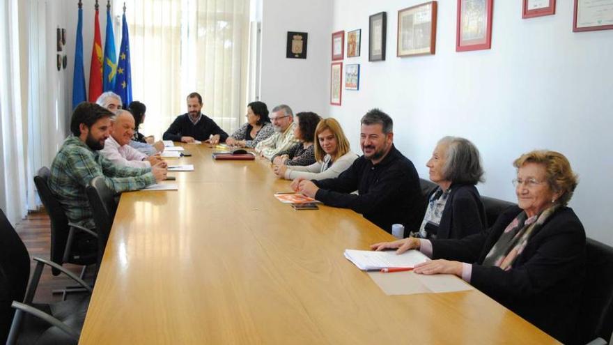 El jurado del premio, reunido ayer.