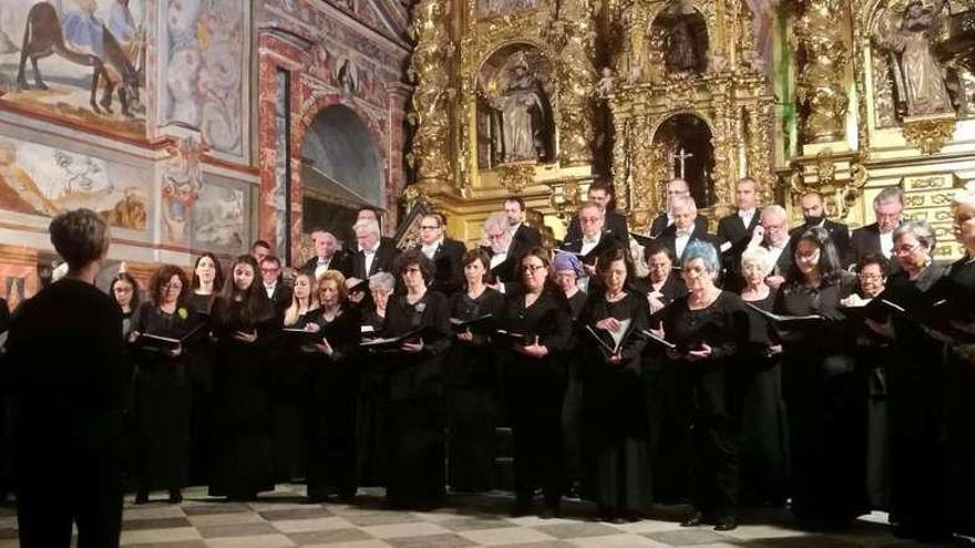 &quot;Schola Cantorum&quot; y &quot;Coro Novi Cantores&quot; dejan su impronta en el Sancti Spiritus