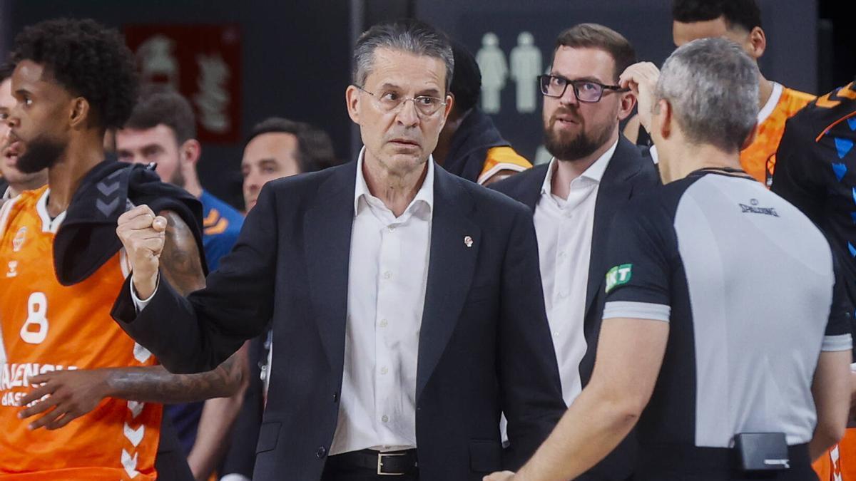 Pedro Martínez de dirige el árbitro en el partido ante el Barcelona.