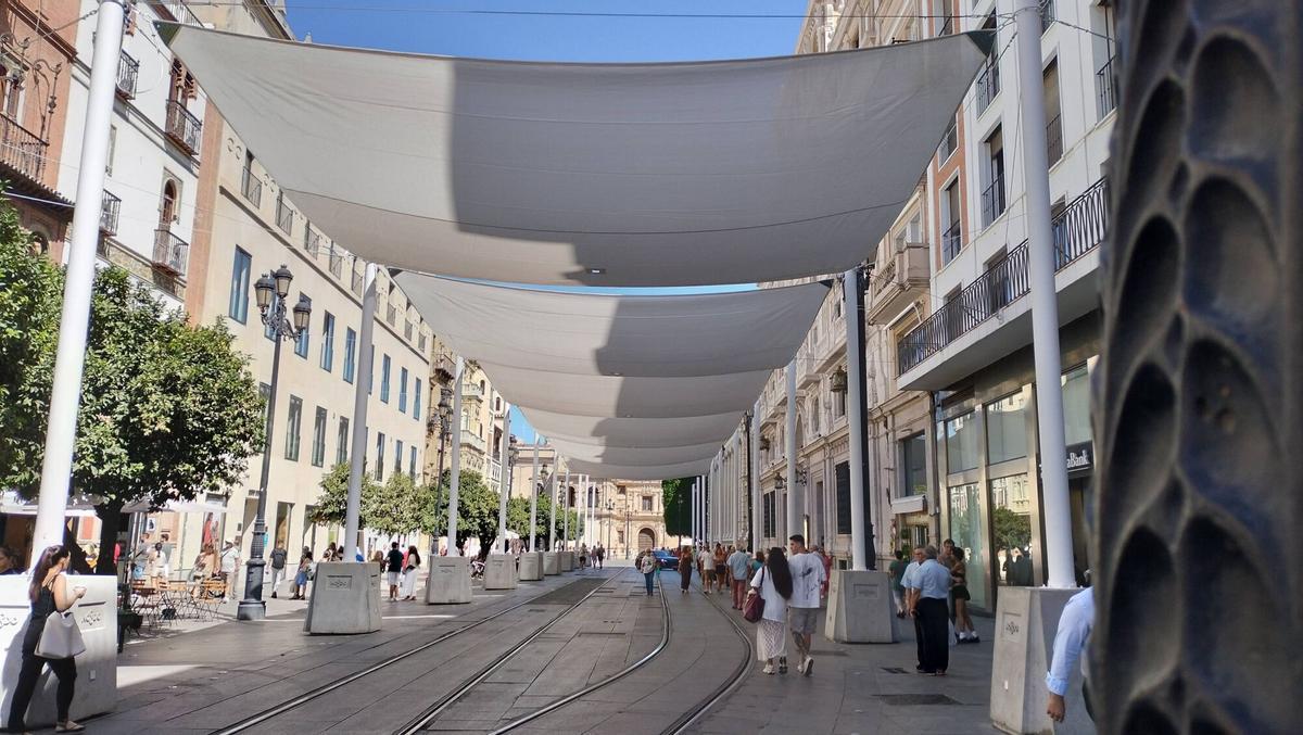 Toldos en la avenida de la Constitución, Sevilla. 01 de septiembre de 2025