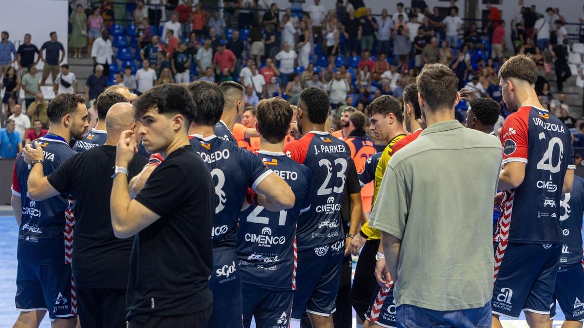 Los jugadores del Horneo Eón se concentran tras un partido en el Pitiu.