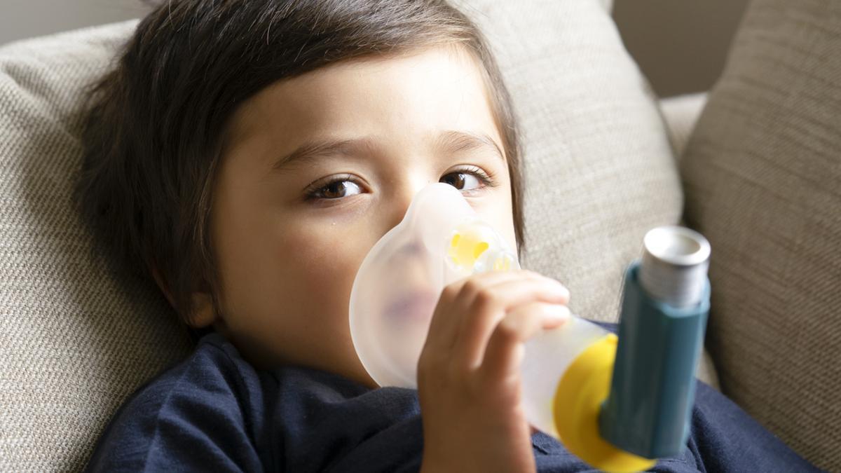 Un niño con su tratamiento