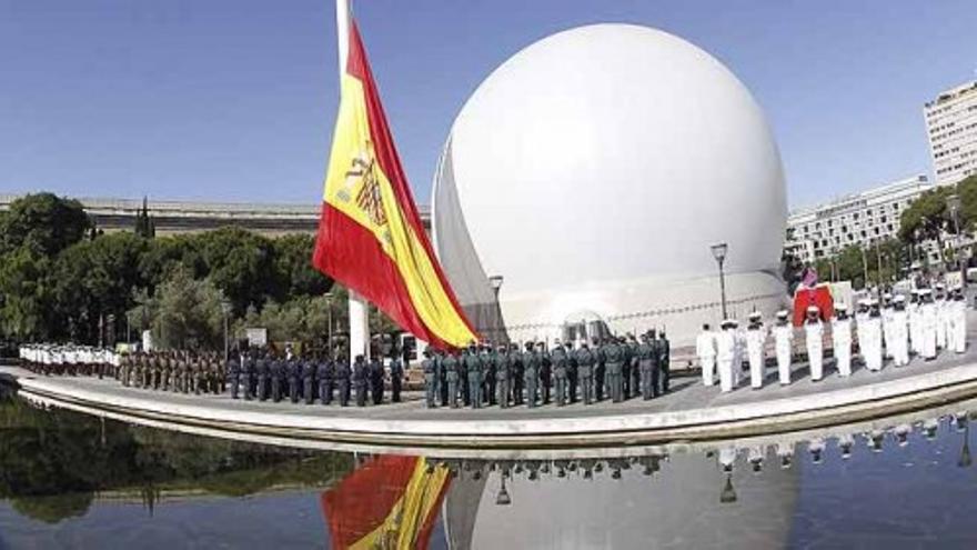 Izado de bandera en el Día de las Fuerzas Armadas