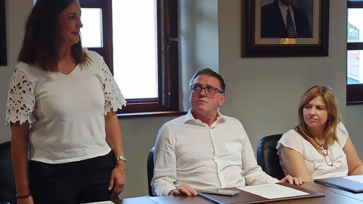 María del Pilar López toma posesión de su cargo como concejala del PSOE ante la mirada de sus compañeros, Marcos Aguirre y Cristina Vega. | S. Arias