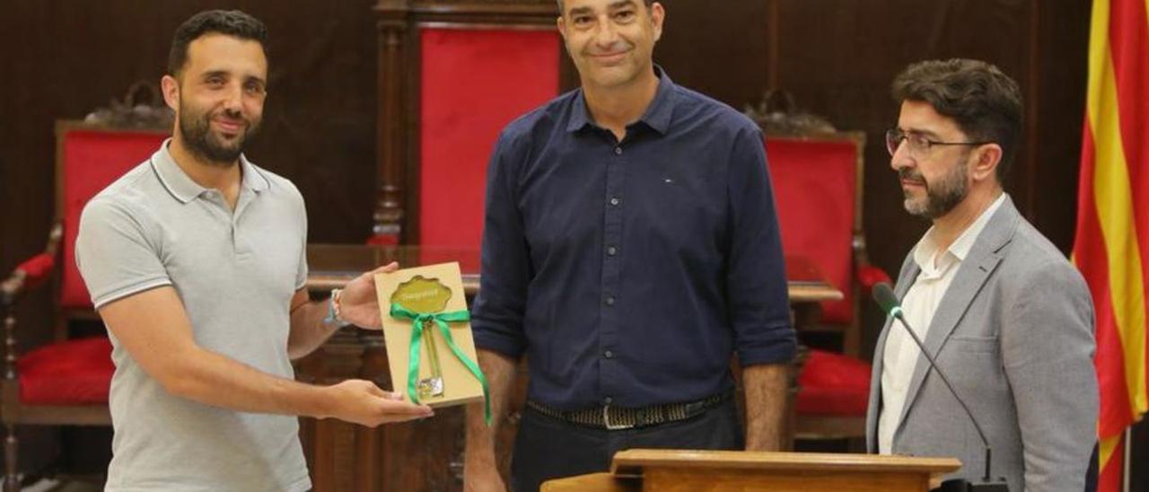 Entrega de la llave al alcalde de Sagunt. | DANIEL TORTAJADA