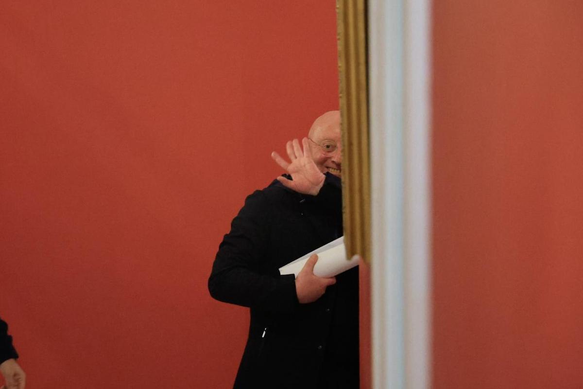 Diego Salinas saluda a los medios de comunicación a su llegada al Ayuntamiento