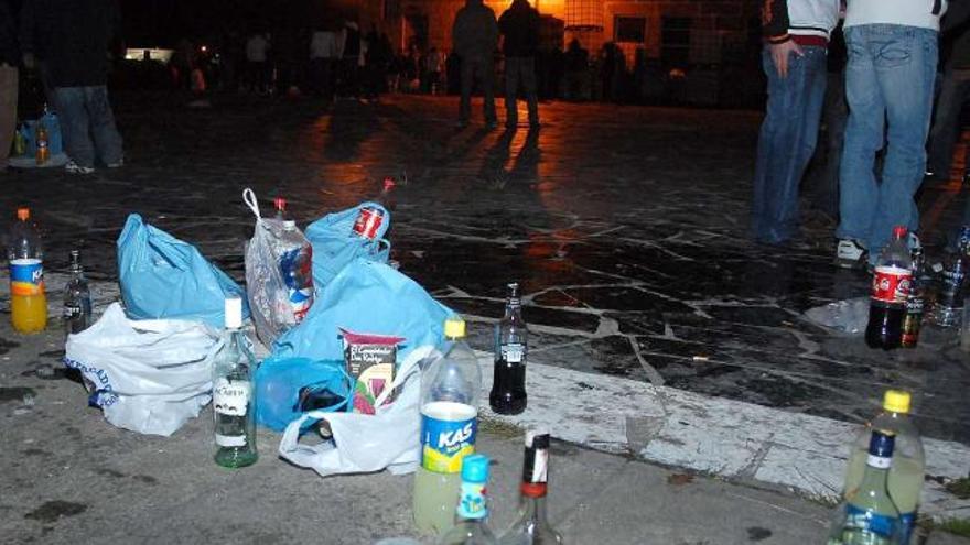 Botellón en el helipuerto de Cangas.  // Carmen  Giménez