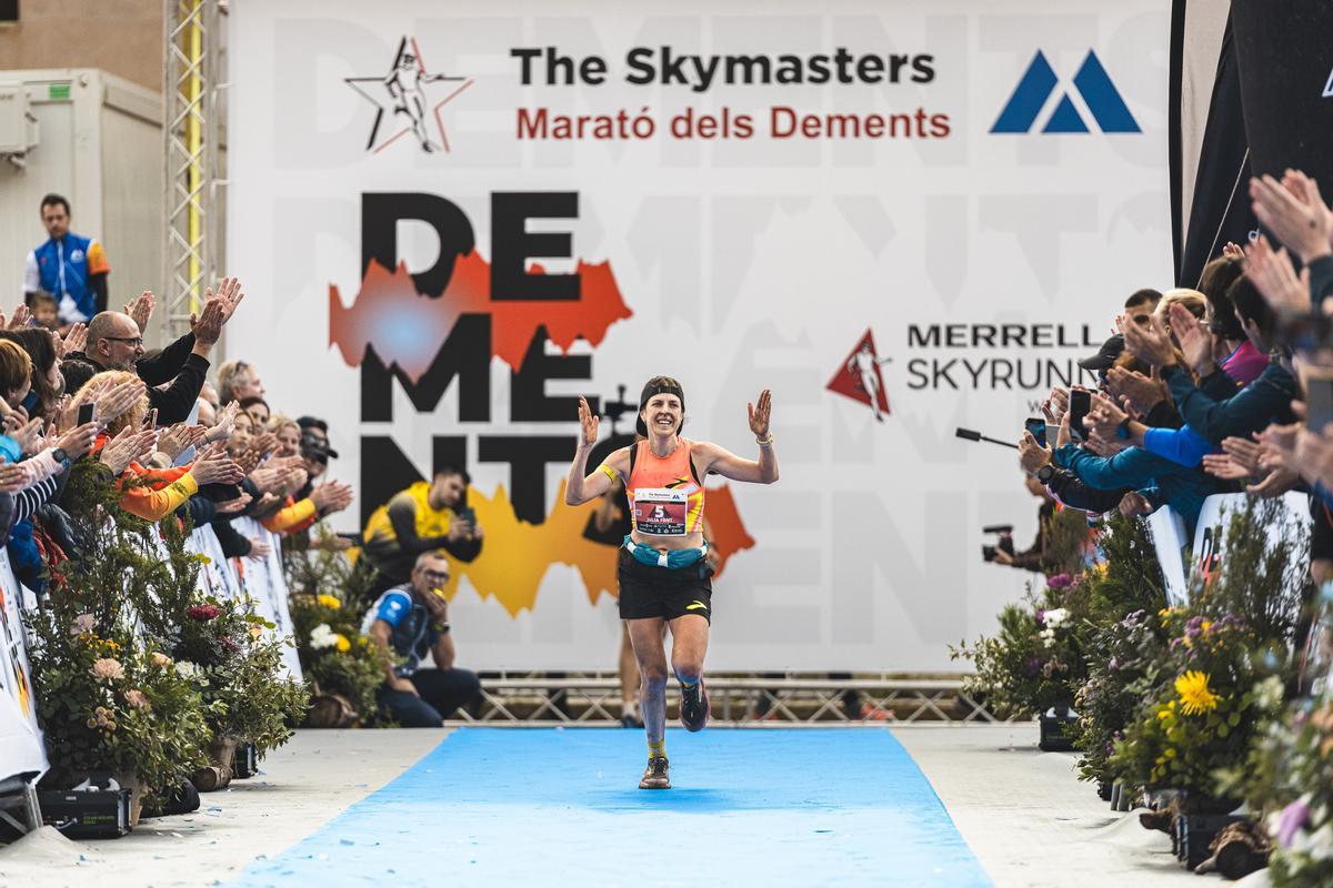 Júlia Font, segunda clasificada, al cruzar la meta en Eslida