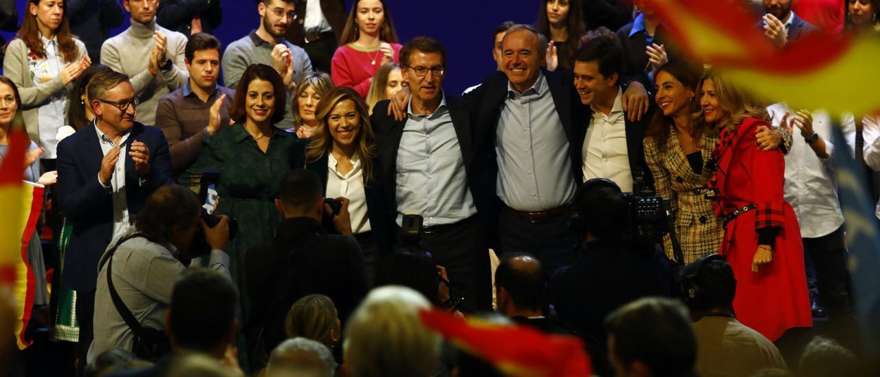 Los principales rostros del PP en Aragón arropan a Feijóo y Azcón en el cierre del acto, con Juste, Buj, Alós, Celma, Navarro y Vaquero en el escenario.