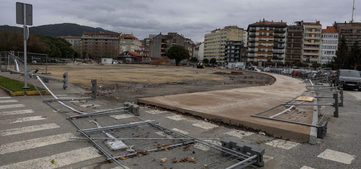 Las vallas de la obra de O Ramal, tiradas por el viento tras un temporal anterior. | IÑAKI ABELLA