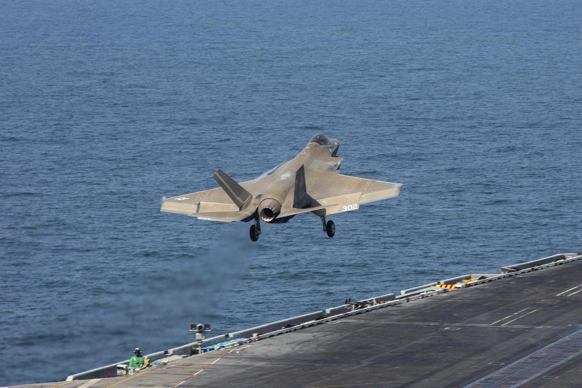 Un avió militar nord-americà "F-35C Lightning II" s'enlaira del portaaeronaus "USS Abraham Lincoln" en el marc de l'ofensiva dels Estats Units i Israel contra l'Iran, en una imatge d'arxiu.