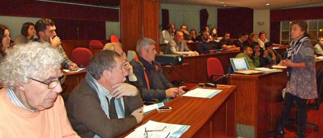 Reunión de los integrantes del Grupo de Acción Costeira, ayer, en el Puerto de Marín. // S.A.