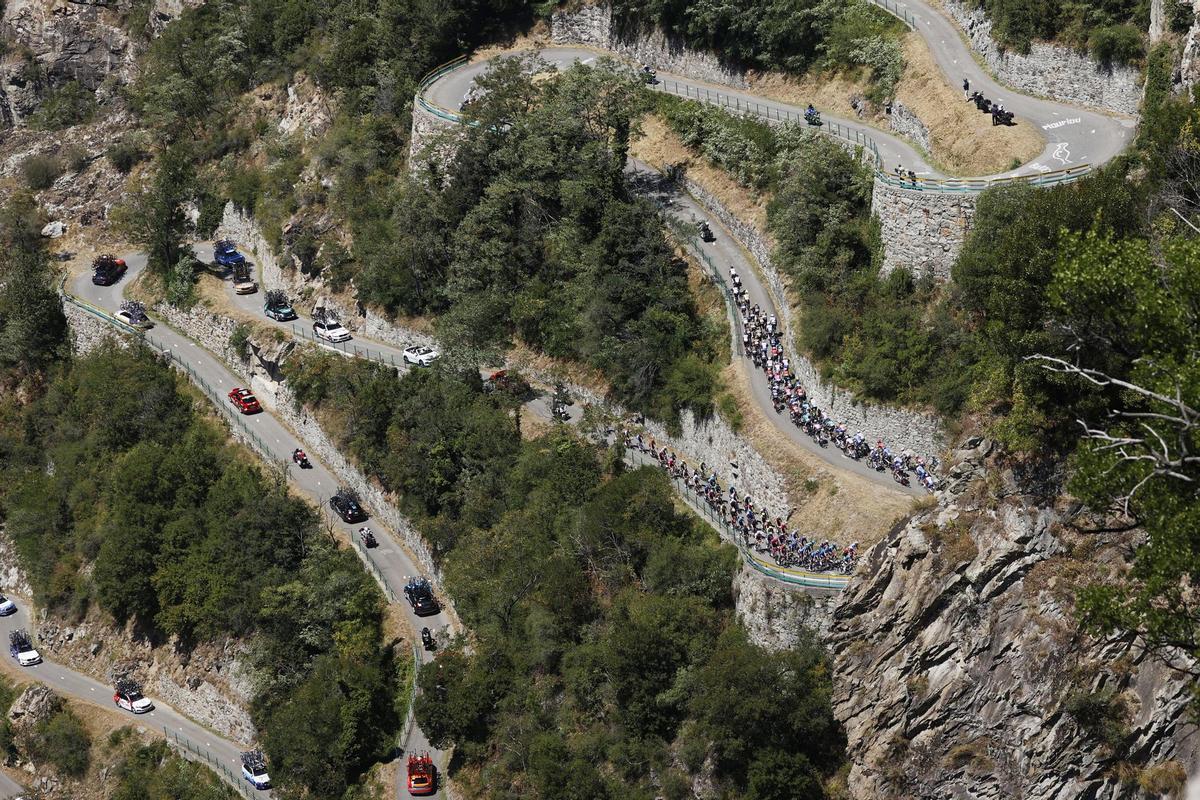 Albertville (France), 13/07/2022.- Riders in action at Lacets de Montvernier during the 11th stage of the Tour de France 2022 over 151.7km from Albertville to the Col du Granon Serre Chevalier in the commune of Saint-Chaffrey, France, 13 July 2022. (Ciclismo, Francia) EFE/EPA/YOAN VALAT
