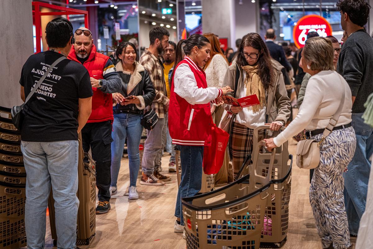 Furor y ofertas en el estreno de la primera tienda en Barcelona del outlet de grandes marcas TK-Maxx