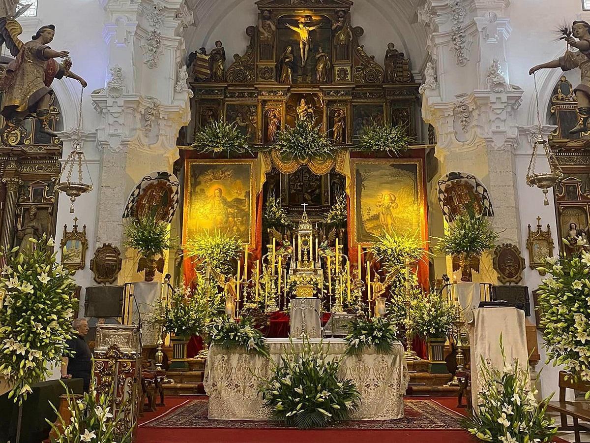 Retablo de la parroquia de la Asunción de Priego, exornado para la celebración del Corpus.