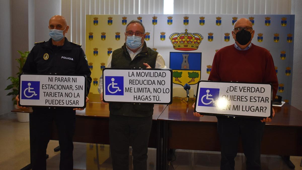 Imagen de las placas que instalará el Ayuntamiento en las plazas de parking para personas con movilidad reducida.