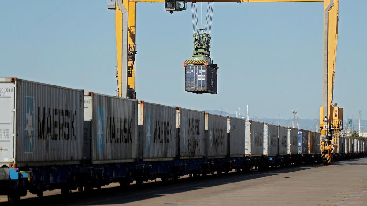 Carga de trenes de mercancía en el puerto de Valencia.