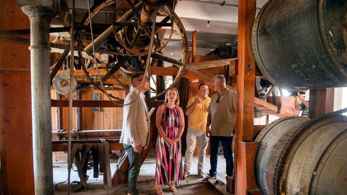 Natàlia Enguix y Julián Sáez, junto a los ediles Sergi Tomàs y Julio Serra, en la visita al molino.